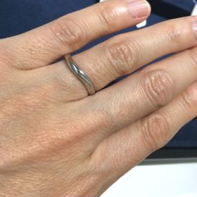 【4℃ BRIDAL(ヨンドシーブライダル)の口コミ】 ストレートなデザインのリングよりも指に馴染みやすいと感じました。おそ…