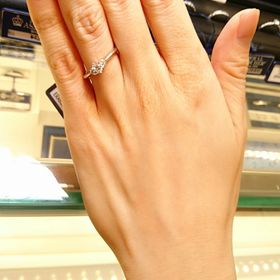 【ROYAL ASSCHER(ロイヤル・アッシャー)】の口コミ 個人的に指輪の横顔はもう少し可愛い方が好みなのですが、ダイヤモンドがし...