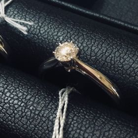 【TASAKI(タサキ)の口コミ】 一石のシンプルな指輪を探していたときに見せていただきました。
石座が控…