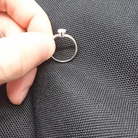 【WATANABE / 卸商社直営　渡辺の口コミ】 細身のV字が指の細くて長い彼女にぴったりだった。ダイヤモンドも0.295カ…