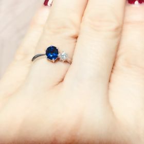 【J.C.BAR(ジェーシーバール)】の口コミ 誕生石を入れての婚約指輪を考えていたのでそれに対しての石の在庫数や価格...