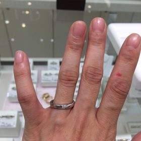 【festaria bijou SOPHIA(フェスタリア ビジュソフィア)の口コミ】 デザインが珍しく凝っていて、流れ星のように内側にもぐるっと一周ダイヤ…