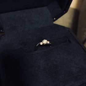 【ROYAL ASSCHER(ロイヤル・アッシャー)】の口コミ ゆるやかなS字のカーブが上品で華やな印象を持ちました。長く人気のあるデ...