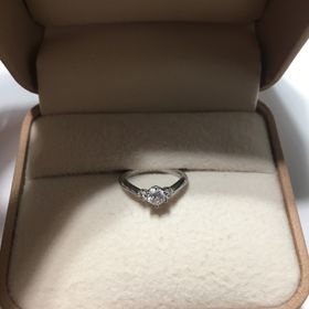 【JKPLANET(JKプラネット)の口コミ】 まずデザインがＶ字なのが可愛くて、ダイヤモンドも真ん中の両側に小さい…