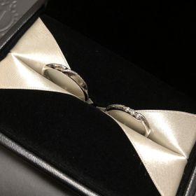 【エクセルコダイヤモンド(EXELCO DIAMOND)の口コミ】 デザインが気に入った事はもちろんですが、祖母から譲り受けた指輪と重ね…