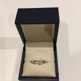 【ヴァンドーム青山(VENDOME AOYAMA)の口コミ】 シンプルなデザインながらダイヤが輝いており第一印象から綺麗と感じた。…