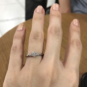 【エクセルコダイヤモンド(EXELCO DIAMOND)の口コミ】 指輪の決め手は主に以下の3つでした。
1つ目は、横から見たデザイン良かっ…
