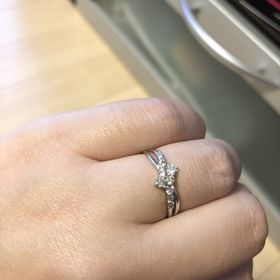 【ジュエリーツツミ(JEWELRY TSUTSUMI)の口コミ】 もともと指がふっくらしているため、リングは細めのものがよいというお願…