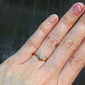 【銀座ダイヤモンドシライシの口コミ】 デザインと、ダイヤのカットに1番こだわりました！手を膝に置いてる時、動…