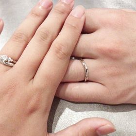 【銀座ダイヤモンドシライシの口コミ】 あえて真ん中にダイヤがなくてサイドにダイヤモンドがあるデザインが良く…