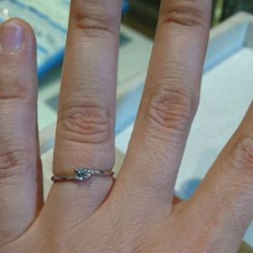 【SUEHIRO(スエヒロ)の口コミ】 ダイヤモンドは小ぶりですが、全体的に品があって良いです。元々シンプル…