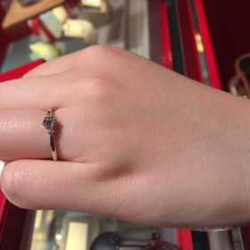 【AFFLUX(アフラックス)の口コミ】 婚約指輪はシンプルデザインですが、両側にメレダイヤがあり、華やかさが…