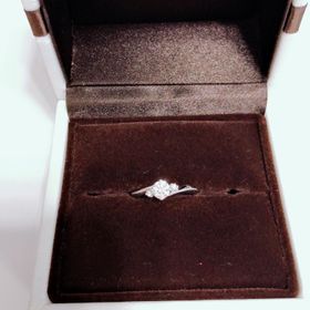 【アイプリモ(I-PRIMO)の口コミ】 華やかで可愛らしい婚約指輪を探していました。
指の関節が目立つタイプな…