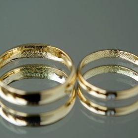 【Fuligoshed(フーリゴシェド)の口コミ】 「結婚指輪の内側にお互いの指紋」ということで、目立たないながらも二人…