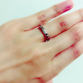 【CRAFY(クラフィ)の口コミ】 槌目のデザインでカジュアルな雰囲気だったので、色はキレイ目が良いなと…