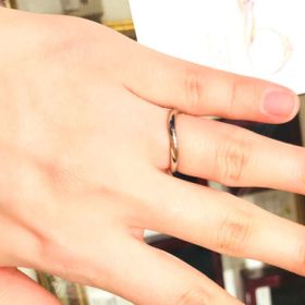 【ケイウノ ブライダル(K.UNO BRIDAL)の口コミ】 ウェーブが入っていますが非常にシンプルなラインであり上品です。男性用…