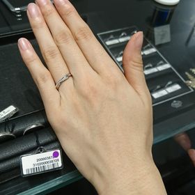【エクセルコダイヤモンド(EXELCO DIAMOND)の口コミ】 友人の紹介で来店しました。
指輪のデザイン重視で選びました。
シンプル…