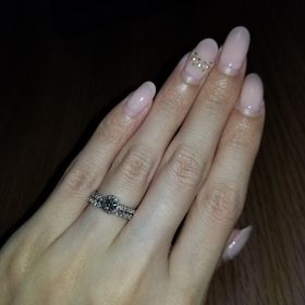 【銀座ダイヤモンドシライシの口コミ】 なんといっても最初にダイヤモンドを見たときの輝きに感動しました。真ん…