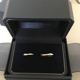 【銀座ダイヤモンドシライシの口コミ】 婚約指輪が同じシリーズで、重ね付けするとラインが合い、非常に綺麗だっ…