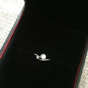 【ラザール ダイヤモンド【取扱店販売】の口コミ】 大小2つのダイヤモンドとプラチナリングの形が気に入って購入しました。V…