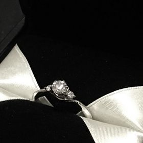 【エクセルコダイヤモンド(EXELCO DIAMOND)の口コミ】 リングはミル打ちや指輪の曲線等、デザインに一目惚れして選びました。
ま…