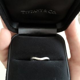 【ティファニー(Tiffany & Co.)の口コミ】 しんぷるだけど、前からみると全体にダイヤがちりばめられていて、非常に…