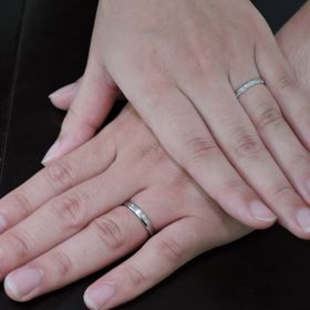 【アイプリモ(I-PRIMO)の口コミ】 ぱっと見はシンプルだけど上部にメレダイヤがあって輝きます。逆さに着け…