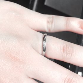 【エクセルコダイヤモンド(EXELCO DIAMOND)の口コミ】 ラインはストレートでシンプルな感じの指輪を探しており、ダイヤのないタ…