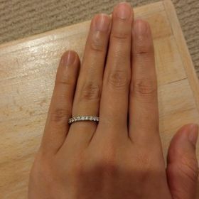 【アイプリモ(I-PRIMO)の口コミ】 婚約指輪は結婚指輪と重ねて普段からつけたかったのでハーフエタニティリ…