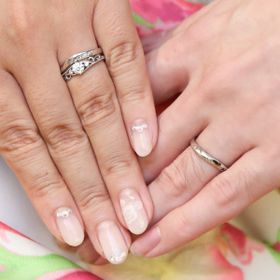 【アンジェリックフォセッテ(Angelique Fossette)の口コミ】 婚約指輪と結婚指輪の重ね付けが可能なもので、婚約指輪のデザインがシン…