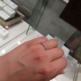 【A・D・A(エー・ディー・エー)の口コミ】 種類が豊富でした。
漠然と『結婚指輪はエタニティリングがいい！！』と思…