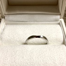 【ENUOVE(イノーヴェ)の口コミ】 表面はスモーク基調で、長いあいだ付けていても、キズが目立たないと思い…