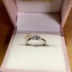 【Love Bond(ラブボンド)の口コミ】 リボンを結んだような中心を絞った形と、ミル打ちのデザインがとてもかわ…