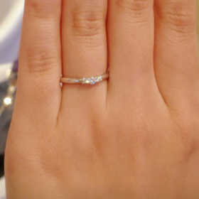 【アンジェリックフォセッテ(Angelique Fossette)の口コミ】 すっごい可愛い‼
細身のユルいUの形のリングで
指がほっそり見えます。
肉…