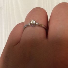 【組曲ジュエリーの口コミ】 まず指が太めなのでスッキリ見えるデザインを選んで頂きました。結婚指輪…