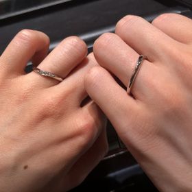 【ラザール ダイヤモンド(LAZARE DIAMOND)の口コミ】 ダイヤモンドが綺麗でした。ウェーブ上にダイヤが何石か付いているので、…