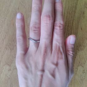 【Pink Dolphin Diamond(ピンクドルフィンダイヤモンド)の口コミ】 ピンクのダイヤが気に入って購入しました。
指輪の内側にイルカが刻印され…