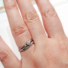 【STAR JEWELRY(スタージュエリー)の口コミ】 3店舗で試着しましたが、ダイヤの輝きが一番素敵でリング同士の隙間が出来…