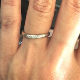 【エクセルコダイヤモンド(EXELCO DIAMOND)の口コミ】 婚約指輪がなかったため、華やかさのある結婚指輪を探しておりこの指輪が…