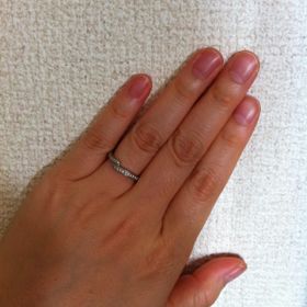 【銀座ダイヤモンドシライシの口コミ】 同じブランドで婚約指輪を購入しており、重ねづけをしても違和感のないも…