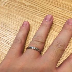 【銀座ダイヤモンドシライシの口コミ】 デザインが綺麗だったので、購入を決めました。

ストレートの指輪のデザ…