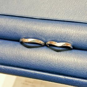 【銀座ダイヤモンドシライシの口コミ】 指が太く指輪が似合わないので悩んでいました。結婚式場の内見会で気さく…