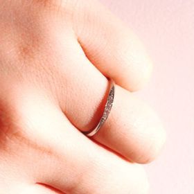 【BRIDGE(ブリッジ)の口コミ】 ラインの幅が細めに作られているので指が非常にきれいに見えます。また柔…