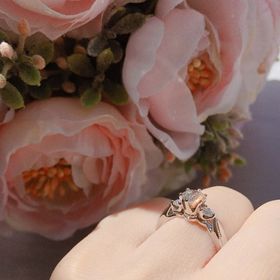 【エクセルコダイヤモンド(EXELCO DIAMOND)の口コミ】 どの角度から観ても綺麗なデザインでとても気に入りました。
サイドからみ…