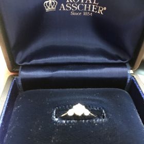 【ROYAL ASSCHER(ロイヤル・アッシャー)の口コミ】 ダイヤモンドの質について知識がなかったのでネットなどで調べ、ラザール…