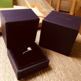 【俄(にわか)の口コミ】 決め手はデザインのシンプルさと美しさです。ダイヤモンドの台座に桜に見…