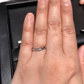 【ラザール ダイヤモンド(LAZARE DIAMOND)の口コミ】 小さいダイヤが暗いところでもキラキラ輝いて綺麗だったのと、指が細く見…