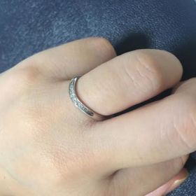 【ROYAL ASSCHER(ロイヤル・アッシャー)の口コミ】 婚約指輪と両方をつけたときに、きれいにマッチングするデザインであった…