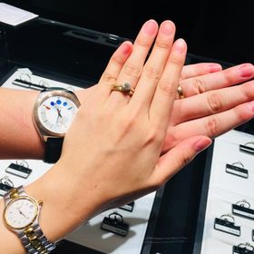 【ラザール ダイヤモンド(LAZARE DIAMOND)の口コミ】 ゴールドでシンプルなもので探していました。こちらの指輪はつけ心地もよ…