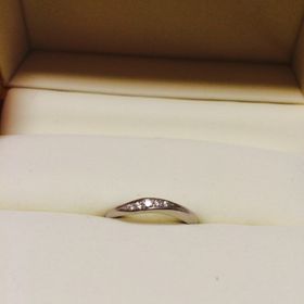 【ケイウノ ブライダル(K.UNO BRIDAL)の口コミ】 指に沿って一番綺麗に見える形のウェーブ型のリングに、ダイアモンドを5石…